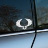 Plotrovaná nálepka s logom SsangYong v tvare dvojitého krídla. Minimalistický dizajn pre elegantné zvýraznenie značky.