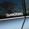 Plotrovaná nálepka s nápisom SsangYong v oficiálnom písme značky. Decentný dizajn ideálny na zvýraznenie automobilovej identity.