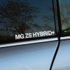 Plotrovaná nálepka s textom „MG ZS HYBRID+“ v čistom a modernom dizajne. Ideálny doplnok pre zvýraznenie hybridného modelu.