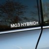 Plotrovaná nálepka s textom „MG3 HYBRID+“ v čistom a elegantnom dizajne. Perfektný doplnok pre hybridný model MG3.
