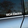 Plotrovaná nálepka s textom „MG4 Electric“ v minimalistickom štýle. Ideálny doplnok pre majiteľov elektrického modelu MG4.