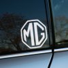 Plotrovaná nálepka s logom MG v ikonickom osemuholníkovom ráme. Štýlový doplnok pre nadšencov tejto legendárnej automobilky.