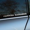 Plotrovaná nálepka s nápisom „Morris Garages“ v modernom technickom písme. Ideálna pre fanúšikov značky MG a jej histórie.