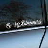 Plotrovaná nálepka „Only Bimmers“ s ikonickou vrtuľou a elegantným písmom, ideálna pre milovníkov BMW a tuningovej komunity.