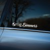 Plotrovaná nálepka textu "Only Bimmers" v bielej farbe, minimalistický dizajn s logom BMW, štýlová nálepka na auto pre fanúšikov značky.