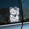 Plotrovaná nálepka Maneki Neko na okne auta, detailná verzia s veselým výrazom, obojkom a mincou s nápisom „寿“ (Kotobuki), ktorá prináša prosperitu a dlhý život.