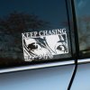 Plotrovaná nálepka s anime očami, anglickým nápisom „KEEP CHASING“ a japonskými znakmi v dynamickom štýle.