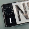Tabuľka s evidenčným číslom prekrytá čiernou fóliou, ktorá zakrýva pôvodný modrý pruh EÚ s hviezdami a označením „I“.