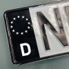 Tabuľka s evidenčným číslom prekrytá čiernou fóliou, ktorá zakrýva pôvodný modrý pruh EÚ s hviezdami a označením „D“.