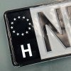 Tabuľka s evidenčným číslom prekrytá čiernou fóliou, ktorá zakrýva pôvodný modrý pruh EÚ s hviezdami a označením „H“.