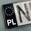 Tabuľka s evidenčným číslom prekrytá čiernou fóliou, ktorá zakrýva pôvodný modrý pruh EÚ s hviezdami a označením „PL“.