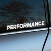 Plotrovaná nálepka s nápisom „PERFORMANCE“ v dynamickom šikmom fonte. Ideálna pre tuningové a športové vozidlá.