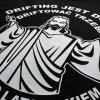 Bielo-čierna potlač Ježiša s nápisom „Drifting jest do driftować trzeba“ na čiernom textile, výrazný kontrastný motív.
