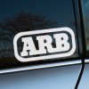Plotrovaná nálepka na auto s logom ARB v obdĺžniku so zaoblenými rohmi, ideálna na offroad výbavu.