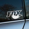 Plotrovaná jednofarebná nálepka na auto s logom FOX a stylizovaným chvostom líšky pod písmenami.