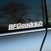 Plotrovaná nálepka s logom BFGoodrich v dynamickom šikmom písme so zvýraznenou skratkou BF.