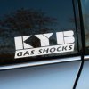 Plotrovaná nálepka s logom KYB a nápisom GAS SHOCKS v šikmom orámovaní, s výrazným geometrickým písmom.