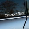 Plotrovaná nálepka s logom Mercedes-Benz v elegantnom serifovom písme so spojovníkom uprostred názvu.