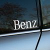 Plotrovaná nálepka s nápisom Benz v jemnom serifovom písme s vysokým písmenom B a elegantnými líniami.