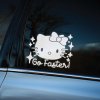 Plotrovaná nálepka Hello Kitty v jednofarebnom prevedení s textom „Go Faster!“ a jemnými hviezdičkami okolo.
