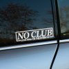 Plotrovaná nálepka NO CLUB s výrazným nápisom a sloganom „Lone wolf in the streets“ v minimalistickom štýle.