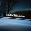 Plotrovaná nálepka na auto s nápisom „Transit Custom“ v originálnom dizajne pre model Ford Transit Custom.