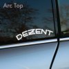 Plotrovaná nálepka DEZENT s oblúkovým nápisom v modernom technickom fonte, ideálna ako štýlová nálepka na auto.