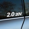 Plotrovaná nálepka 2.0 20V s technickým označením motora, ideálna ako minimalistická nálepka na auto s výkonom.