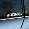 Plotrovaná nálepka RONAL s dynamickým logom a technickým fontom, ideálna ako nálepka na auto s diskami Ronal.