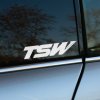 Plotrovaná nálepka TSW s dynamickým sklonom písma, ideálna ako športová nálepka na auto s diskami značky TSW.