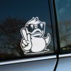 Plotrovaná nálepka kačky s okuliarmi a gestom mieru, originálna vtipná nálepka na auto pre fanúšikov neformálneho štýlu.