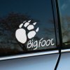 Plotrovaná nálepka na auto s motívom medvedej stopy a nápisom „Big Foot“ v dynamickom, ručne písanom štýle.