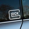 Plotrovaná nálepka na auto s logom Glock, minimalistický dizajn v tvare zaobleného obdĺžnika s výrazným nápisom vo vnútri.