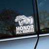 Plotrovaná nálepka na auto s motívom motorkárskej rukavice v geste rešpektu a nápisom „Honor All Riders“ v robustnom štýle.