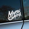 Plotrovaná nálepka „Martin Garrix“ v dynamickom graffiti štýle, výrazná nálepka na auto pre fanúšikov elektronickej hudby.