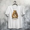 Tričko s potlačou kapybary a nápisom „This belly isn’t fat!“ v humornom dizajne na bielom tričku.