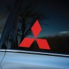 Plotrovaná nálepka na auto s logom Mitsubishi tvorenom tromi červenými kosoštvorcami bez textového popisu.