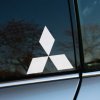 Plotrovaná nálepka na auto s minimalistickým logom Mitsubishi z troch spojených bielych kosoštvorcov bez textu.