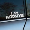 Plotrovaná nálepka na auto s nápisom „I AM HARDSTYLE“ v ostrom, futuristickom fonte pre fanúšikov hardstyle hudby.