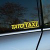 Plotrovaná nálepka na auto s výrazným nápisom FAKE TAXI v kontrastnom dizajne, vtipný a originálny doplnok pre tuningovú scénu.