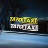 Plotrovaná nálepka na auto s nápisom TATO TAXI dostupná v dvoch farebných variantoch, vtipný a originálny doplnok pre otcov vodičov.