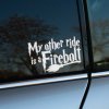 Plotrovaná nálepka na auto s textom „My other ride is a Firebolt“ a ikonickou metlou v štýle Harry Potter.