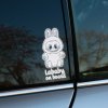 Plotrovaná nálepka na auto s motívom Labubu so zajačími ušami a nápisom „Lababy on board“ v hravom štýle.