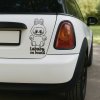 Plotrovaná nálepka na auto s Labubu postavičkou so zajačími ušami a nápisom „Lababy on board“ v detskom štýle.