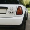 Plotrovaná nálepka na auto s Labubu hlavy s veľkými očami a šibalským zubatým úsmevom.