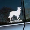 Plotrovaná nálepka na auto s obrysom psa a slovenským textom „Labky na palube“, vhodná na zadné sklo vozidla.