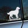 Plotrovaná nálepka na auto so siluetou zlatého retrívra a slovenským nápisom „Labky na palube“ pre rodinné autá.