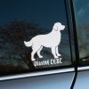 Plotrovaná nálepka na auto so zlatým retrívrom a priestorom pre vlastný nápis, napríklad meno alebo výstraha.