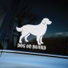 Plotrovaná nálepka na auto so siluetou zlatého retrívra a textom „Dog on Board“, ideálna na zadné sklo.