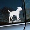 Plotrovaná nálepka na auto s veselým motívom border teriéra a textom „Dog on Board“, vhodná na označenie vozidla.